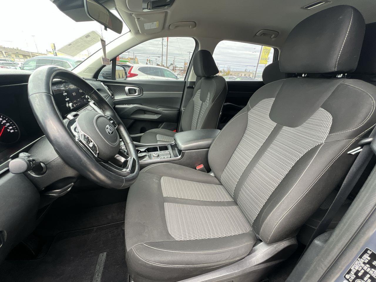 2021 Kia Sorento 2.5L LX Premium AWD, 7 PASSENGER, SIRIUS XM, HEATED STEERING WHEEL, HEATED FRONT SEATS, BACK UP CAM!! Photo