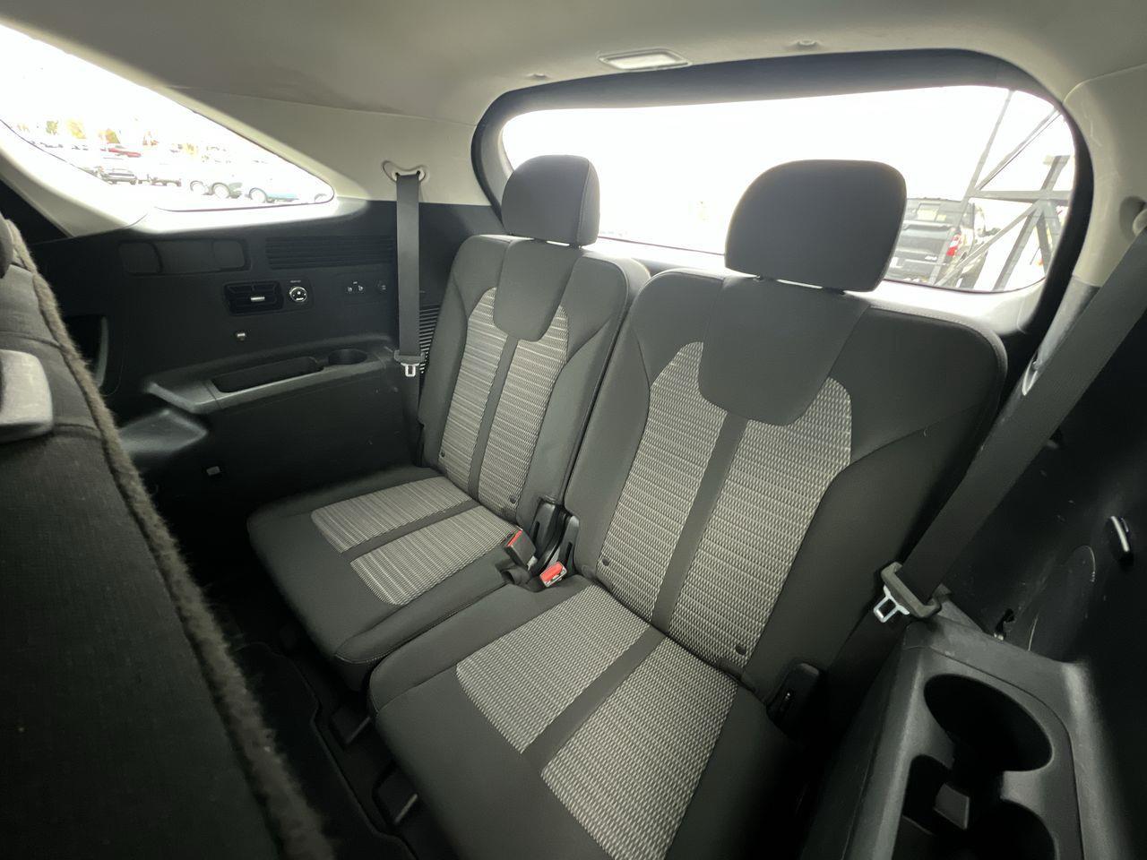 2021 Kia Sorento 2.5L LX Premium AWD, 7 PASSENGER, SIRIUS XM, HEATED STEERING WHEEL, HEATED FRONT SEATS, BACK UP CAM!! Photo