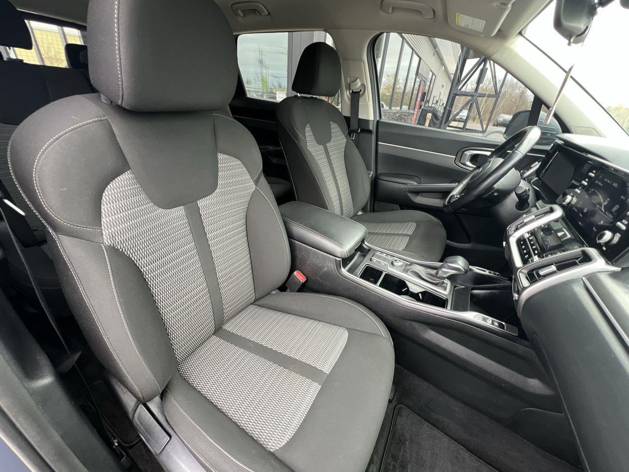 2021 Kia Sorento 2.5L LX Premium AWD, 7 PASSENGER, SIRIUS XM, HEATED STEERING WHEEL, HEATED FRONT SEATS, BACK UP CAM!! Photo