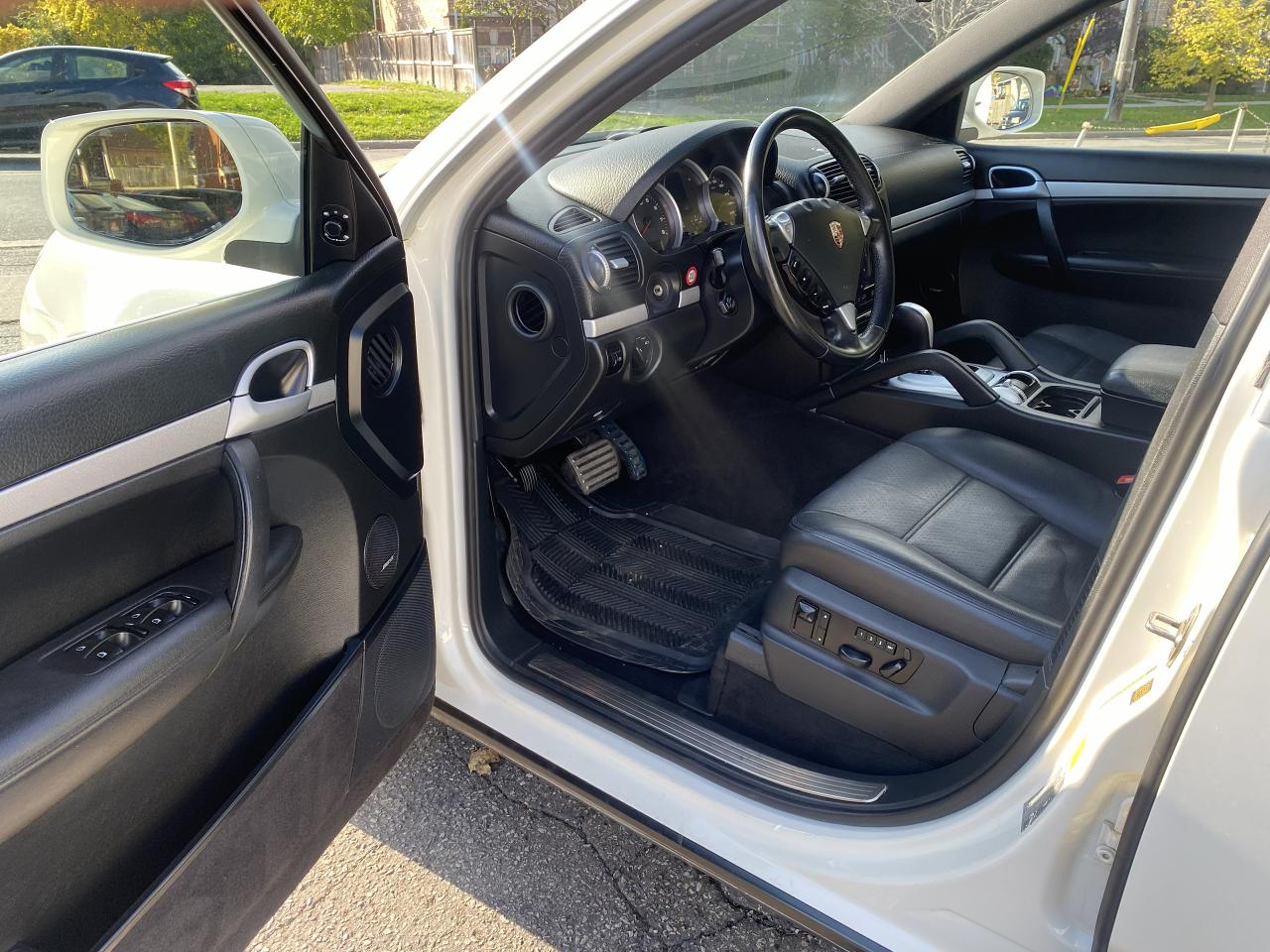 2010 Porsche Cayenne Automatic/Leather/Sunroof/Backup Sensors - Photo #11