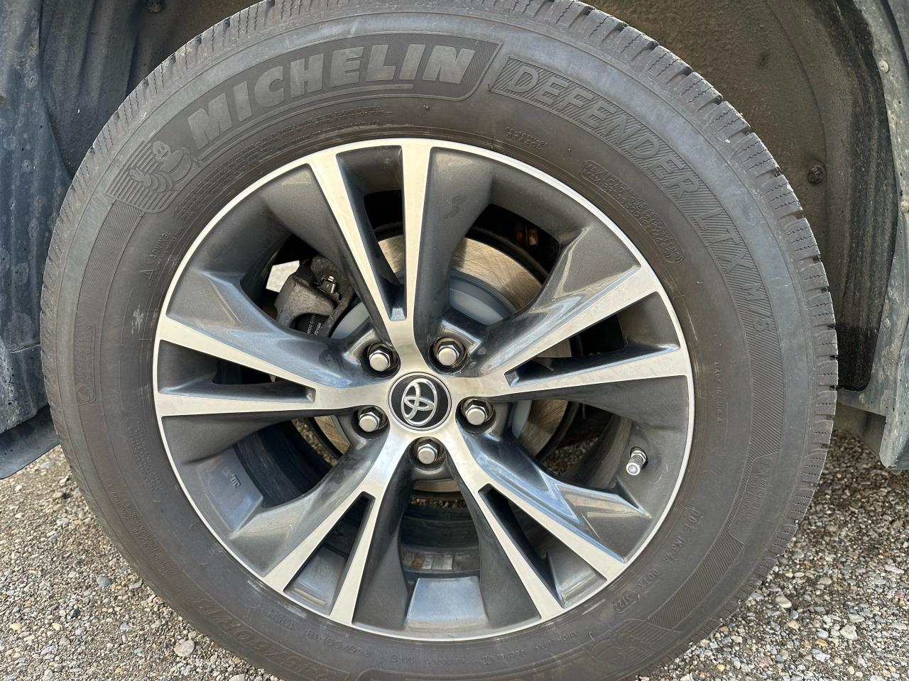 2018 Toyota Highlander LE Photo3