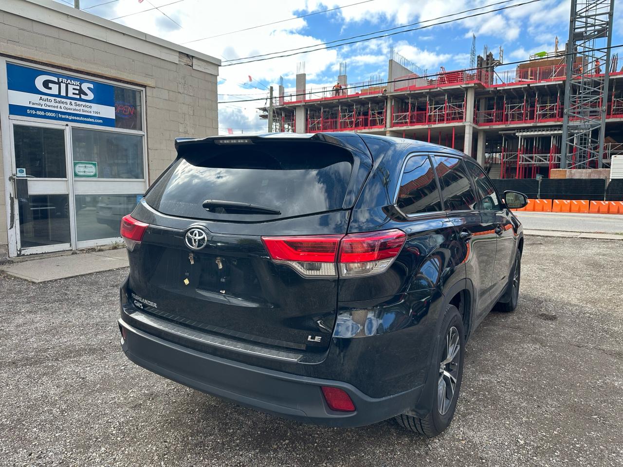 2018 Toyota Highlander LE Photo2