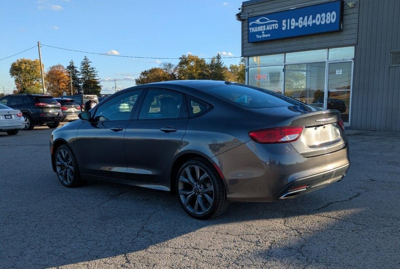 2015 Chrysler 200 200 S FWD Photo2