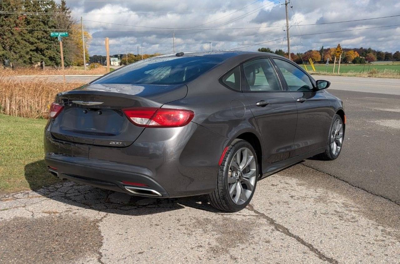 2015 Chrysler 200 200 S FWD Photo4
