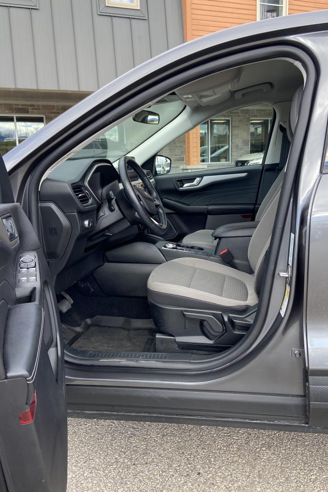 2021 Ford Escape SE Photo2