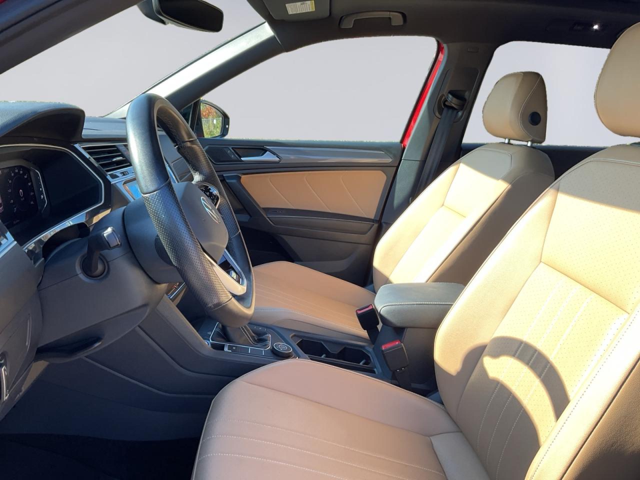 2024 Volkswagen Tiguan 2.0L R-Line Black Ed.! Great kms! Off Lease! Photo