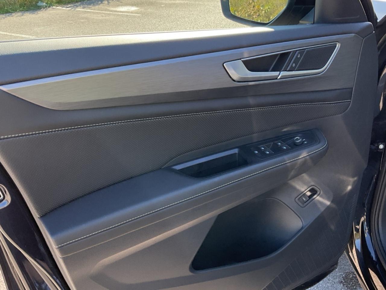 2025 Volkswagen Atlas Cross Sport 2.0L Comfortline R-Line Black Ed.! Why Buy New? Photo