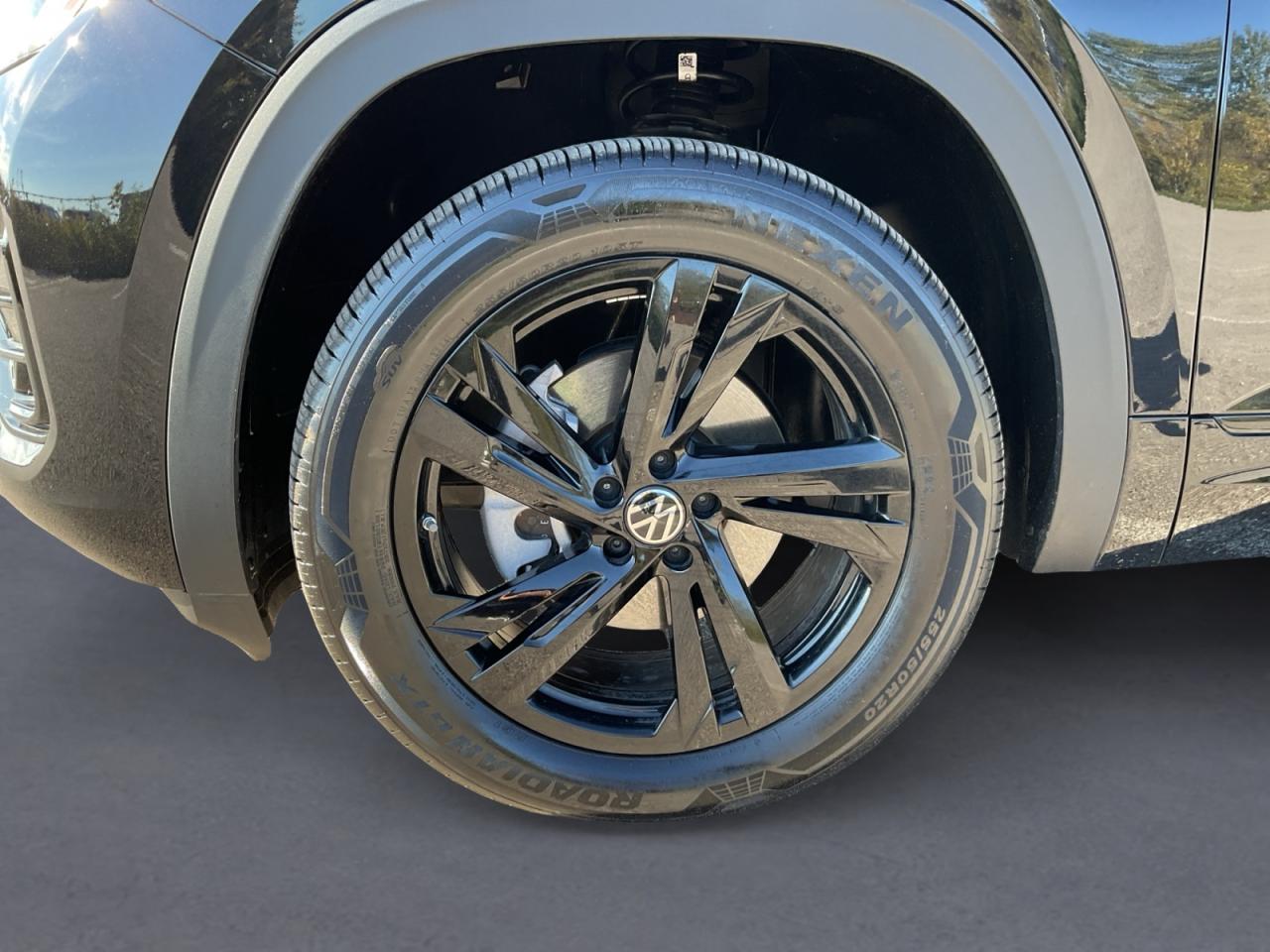 2025 Volkswagen Atlas Cross Sport 2.0L Comfortline R-Line Black Ed.! Why Buy New? Photo