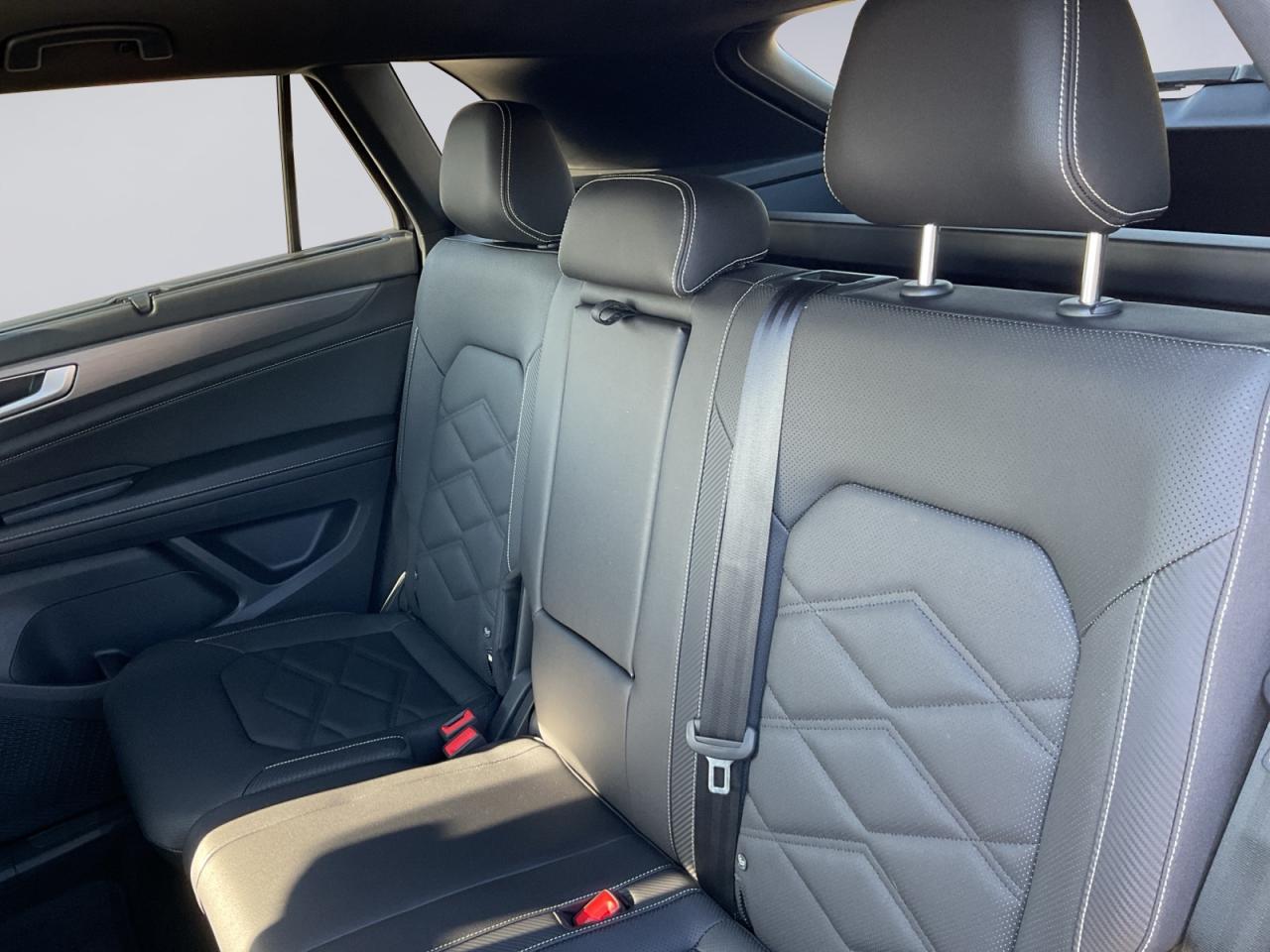 2025 Volkswagen Atlas Cross Sport 2.0L Comfortline R-Line Black Ed.! Why Buy New? Photo