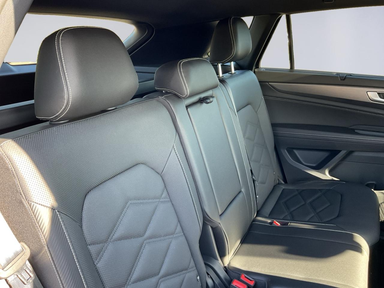 2025 Volkswagen Atlas Cross Sport 2.0L Comfortline R-Line Black Ed.! Why Buy New? Photo