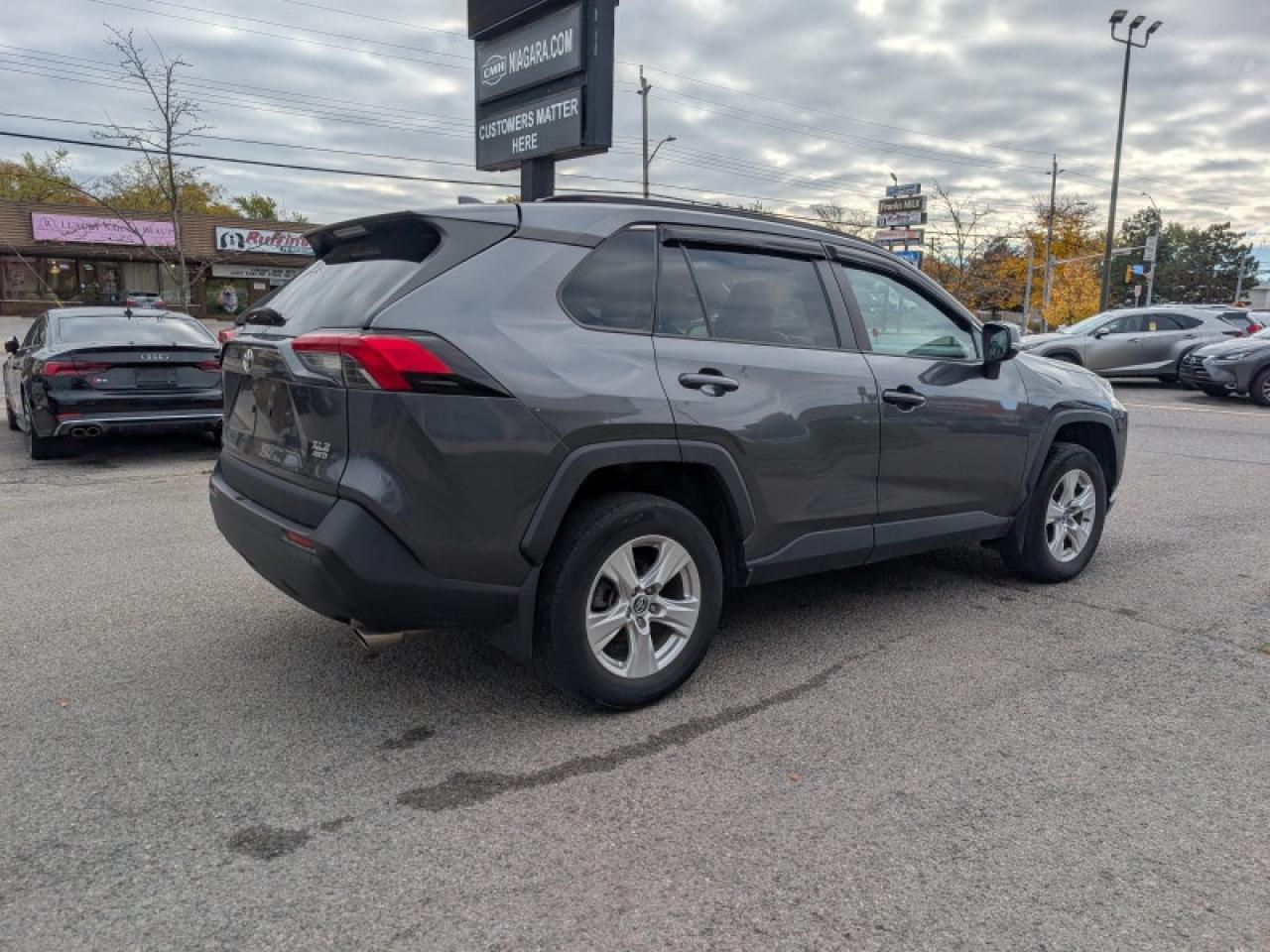 2019 Toyota RAV4 XLE  **LOW KMS - 16 SERVICE RECORDS** Photo4