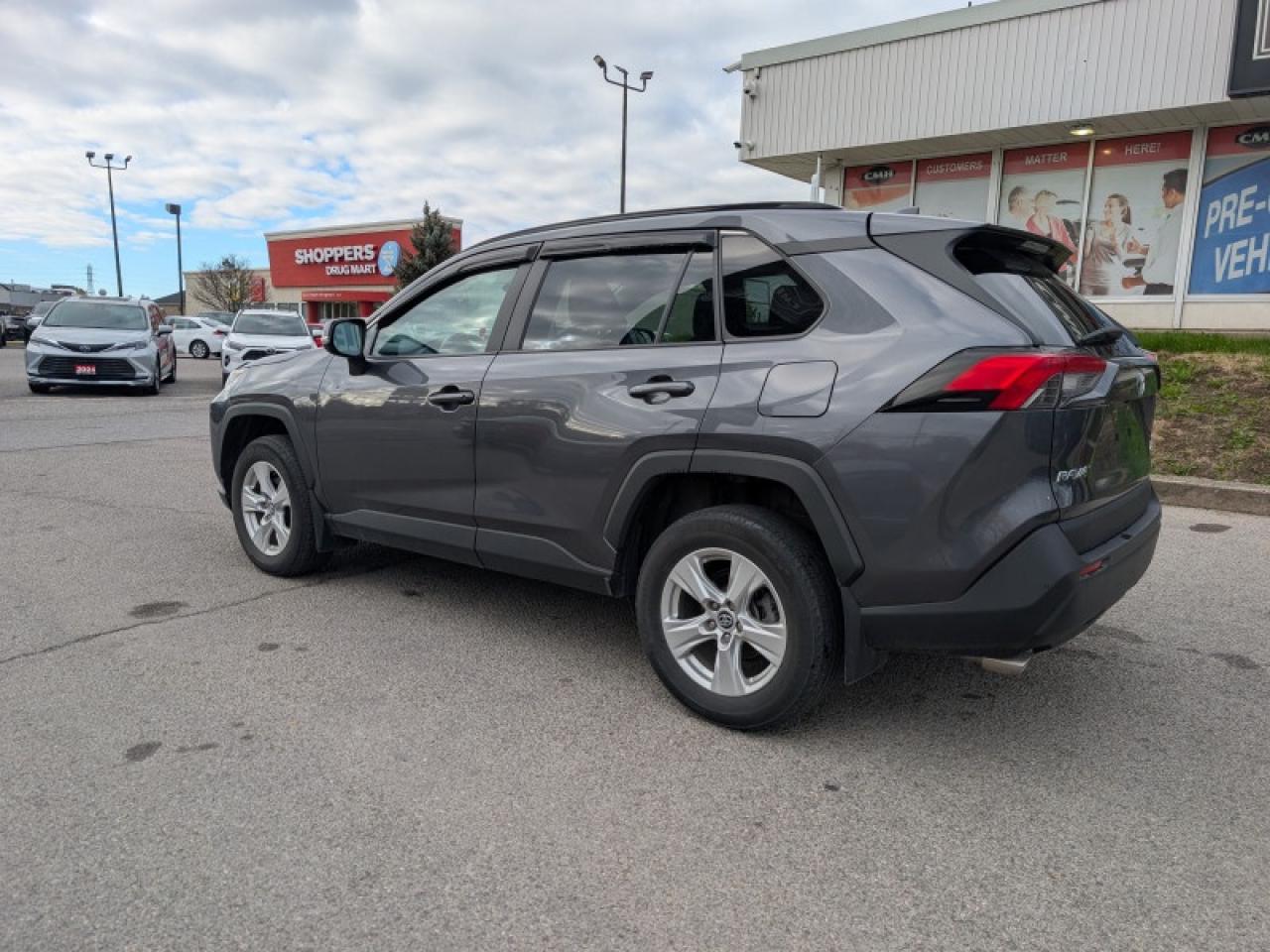 2019 Toyota RAV4 XLE  **LOW KMS - 16 SERVICE RECORDS** Photo2