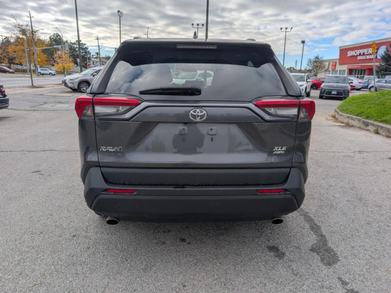2019 Toyota RAV4 XLE  **LOW KMS - 16 SERVICE RECORDS** Photo3