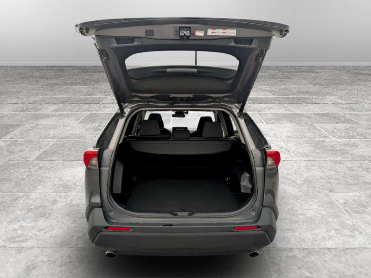 2019 Toyota RAV4 XLE  **LOW KMS - 16 SERVICE RECORDS** Photo