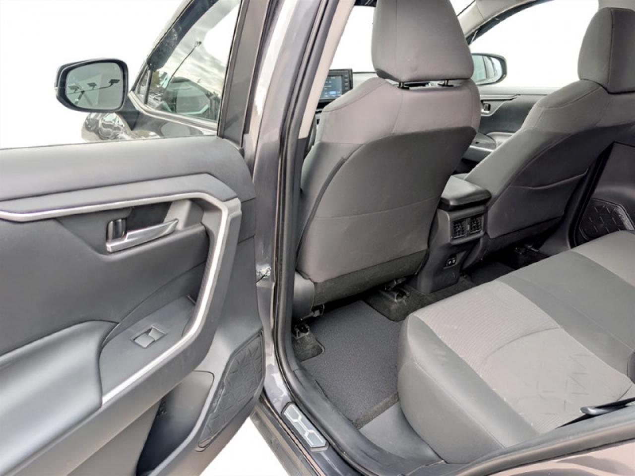 2019 Toyota RAV4 XLE  **LOW KMS - 16 SERVICE RECORDS** Photo