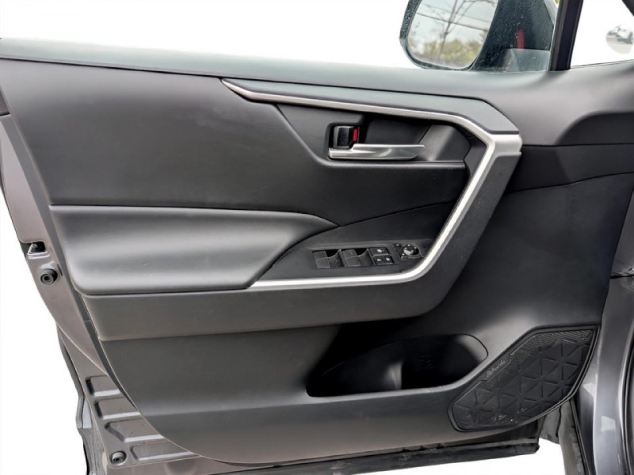 2019 Toyota RAV4 XLE  **LOW KMS - 16 SERVICE RECORDS** Photo
