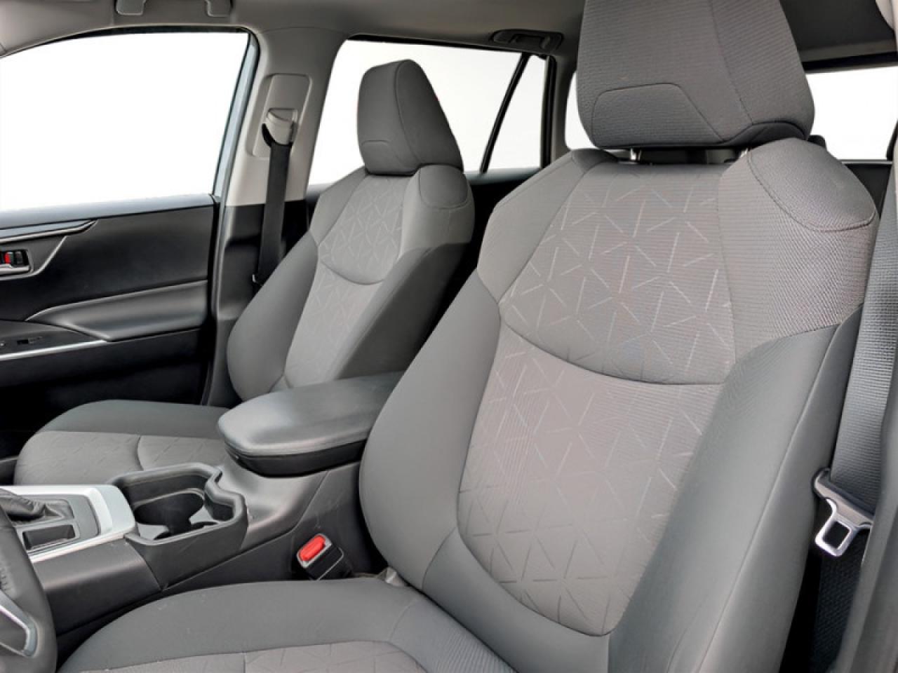 2019 Toyota RAV4 XLE  **LOW KMS - 16 SERVICE RECORDS** Photo