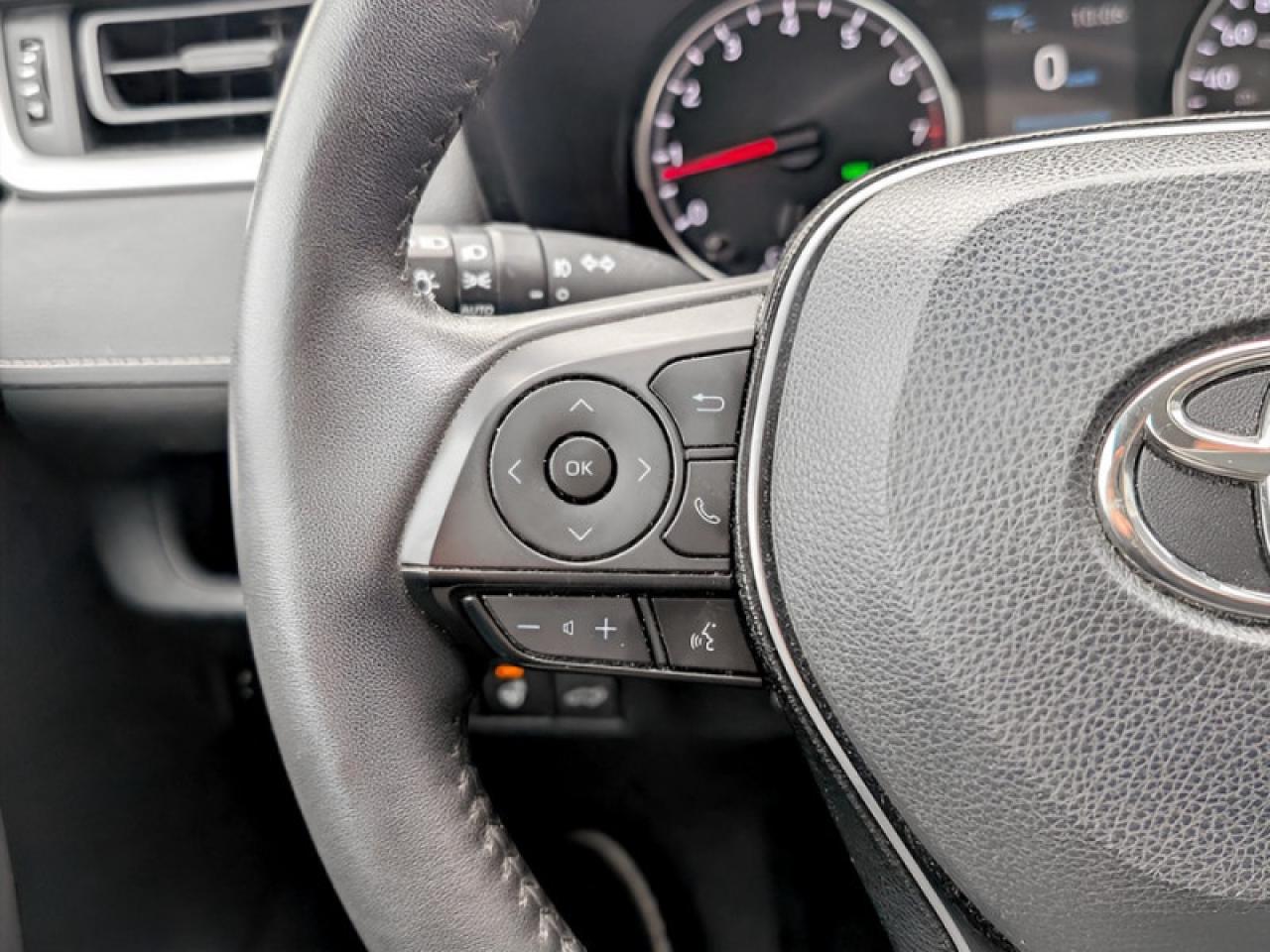 2019 Toyota RAV4 XLE  **LOW KMS - 16 SERVICE RECORDS** Photo