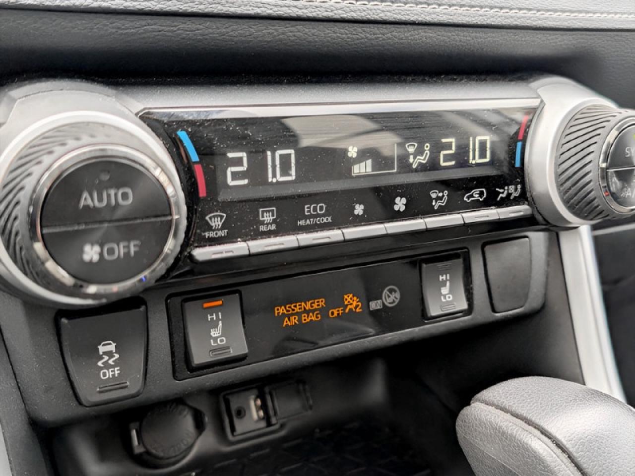 2019 Toyota RAV4 XLE  **LOW KMS - 16 SERVICE RECORDS** Photo