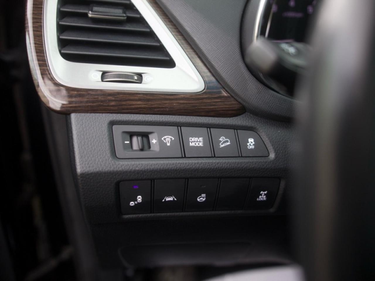 2017 Hyundai Santa Fe Sport 2.0T Ultimate  **LOW KMS - 1 OWNER** Photo