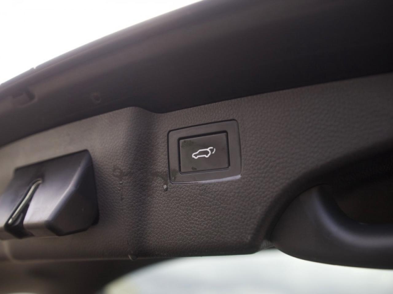 2017 Hyundai Santa Fe Sport 2.0T Ultimate  **LOW KMS - 1 OWNER** Photo