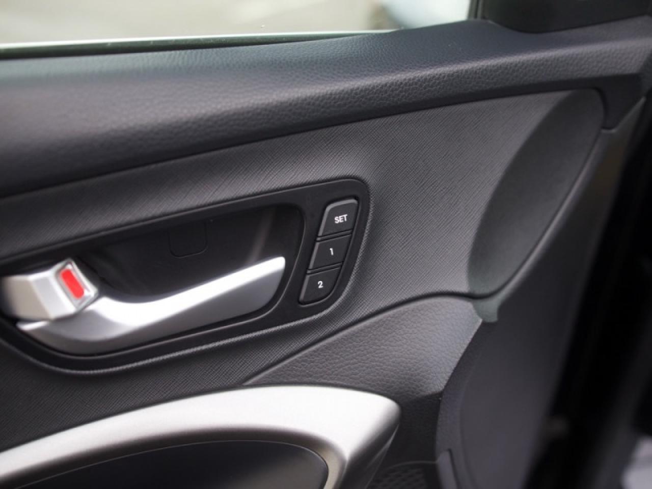 2017 Hyundai Santa Fe Sport 2.0T Ultimate  **LOW KMS - 1 OWNER** Photo