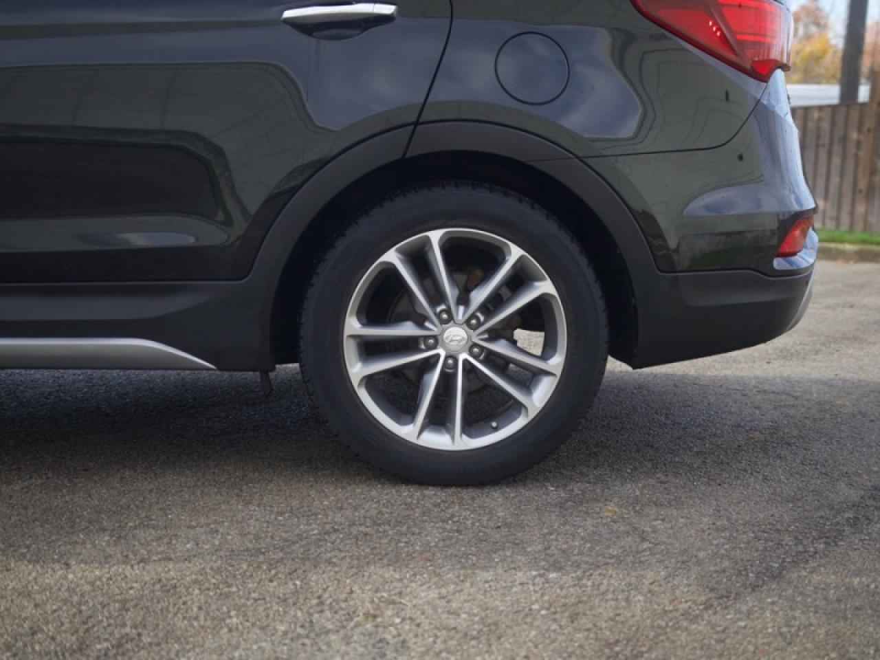 2017 Hyundai Santa Fe Sport 2.0T Ultimate  **LOW KMS - 1 OWNER** Photo