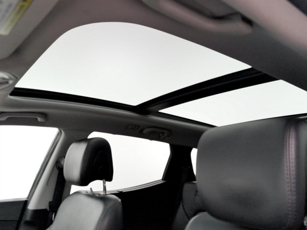 2017 Hyundai Santa Fe Sport 2.0T Ultimate  **LOW KMS - 1 OWNER** Photo