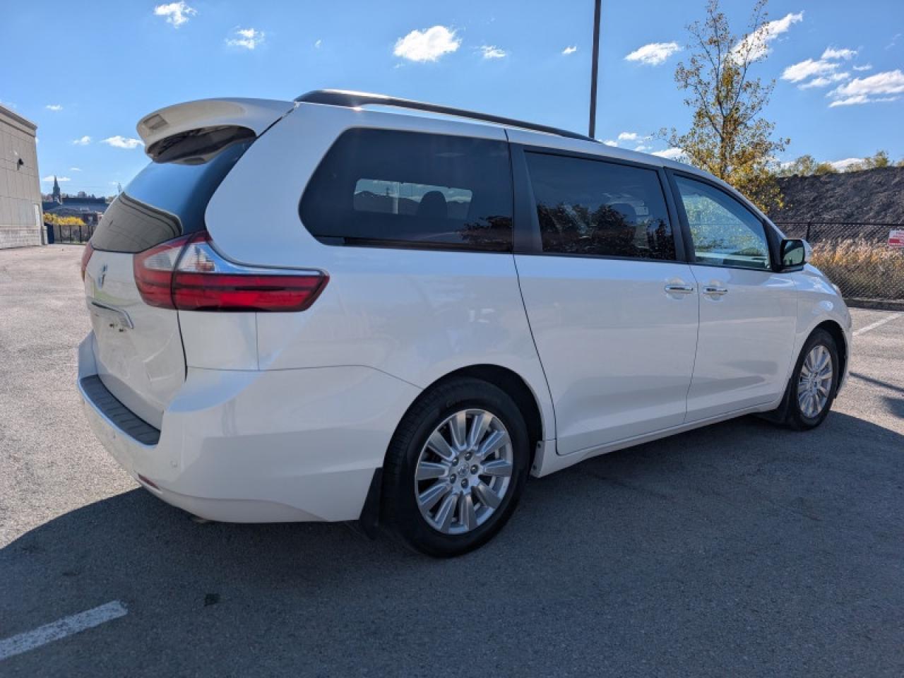 2017 Toyota Sienna Limited FWD 7-Passenger  **34 SERVICE RECS.** Photo4