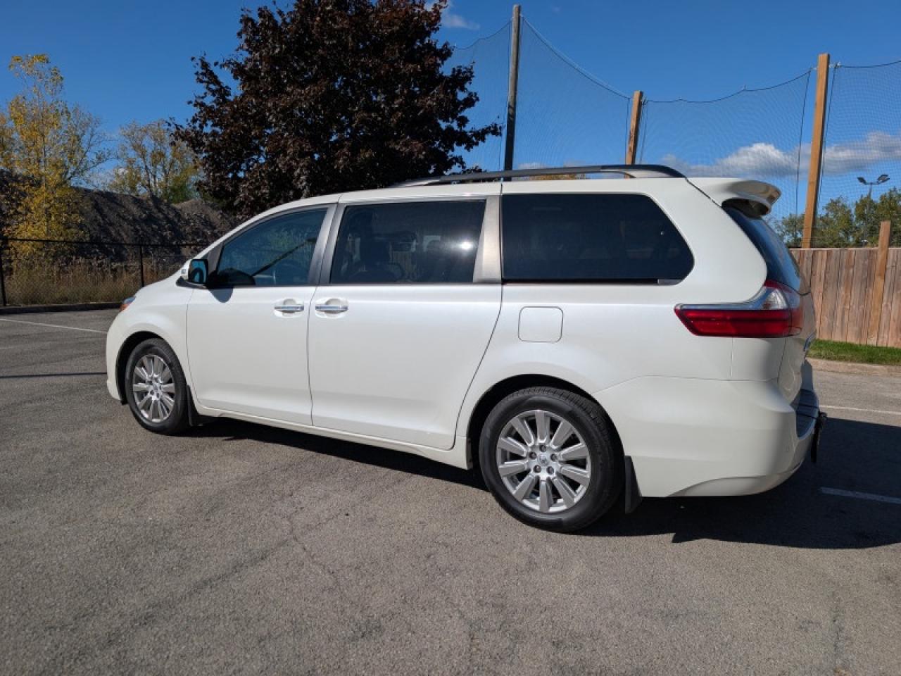 2017 Toyota Sienna Limited FWD 7-Passenger  **34 SERVICE RECS.** Photo2