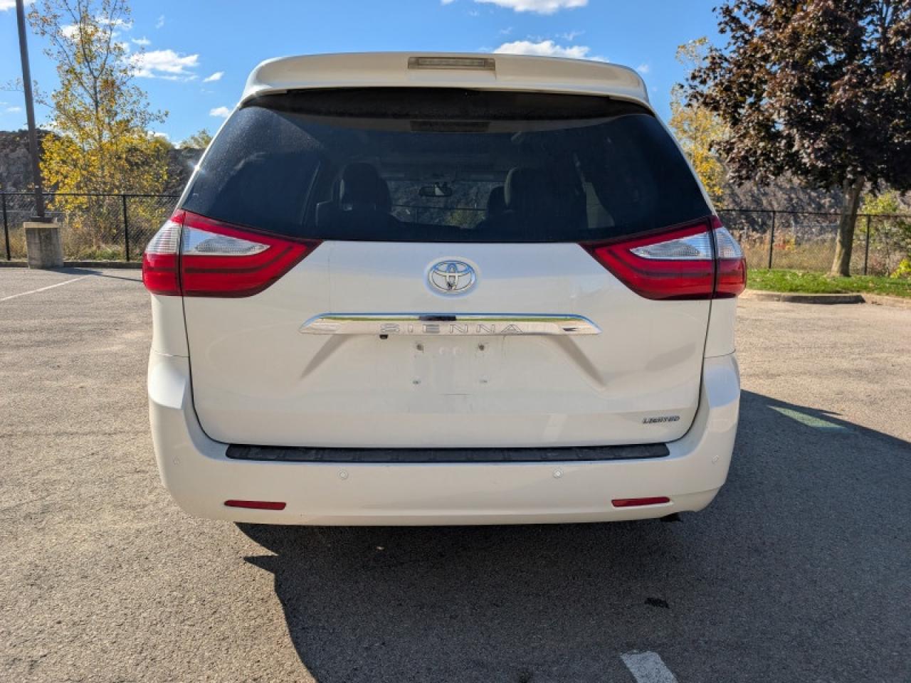 2017 Toyota Sienna Limited FWD 7-Passenger  **34 SERVICE RECS.** Photo3