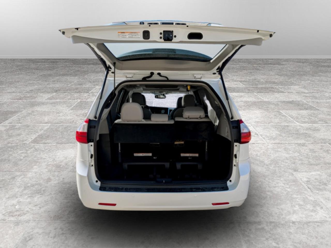 2017 Toyota Sienna Limited FWD 7-Passenger  **34 SERVICE RECS.** Photo