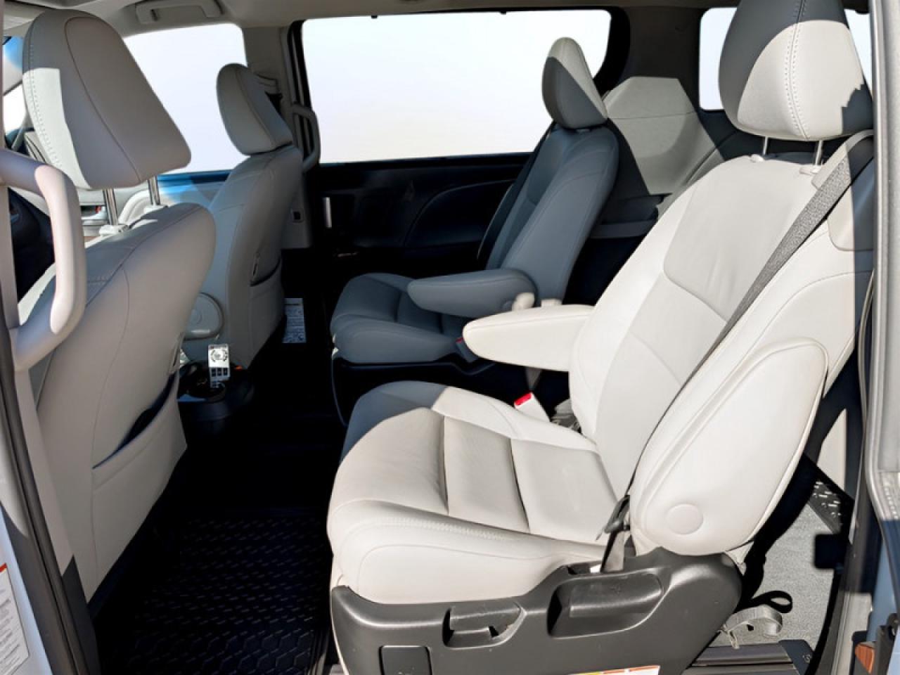 2017 Toyota Sienna Limited FWD 7-Passenger  **34 SERVICE RECS.** Photo