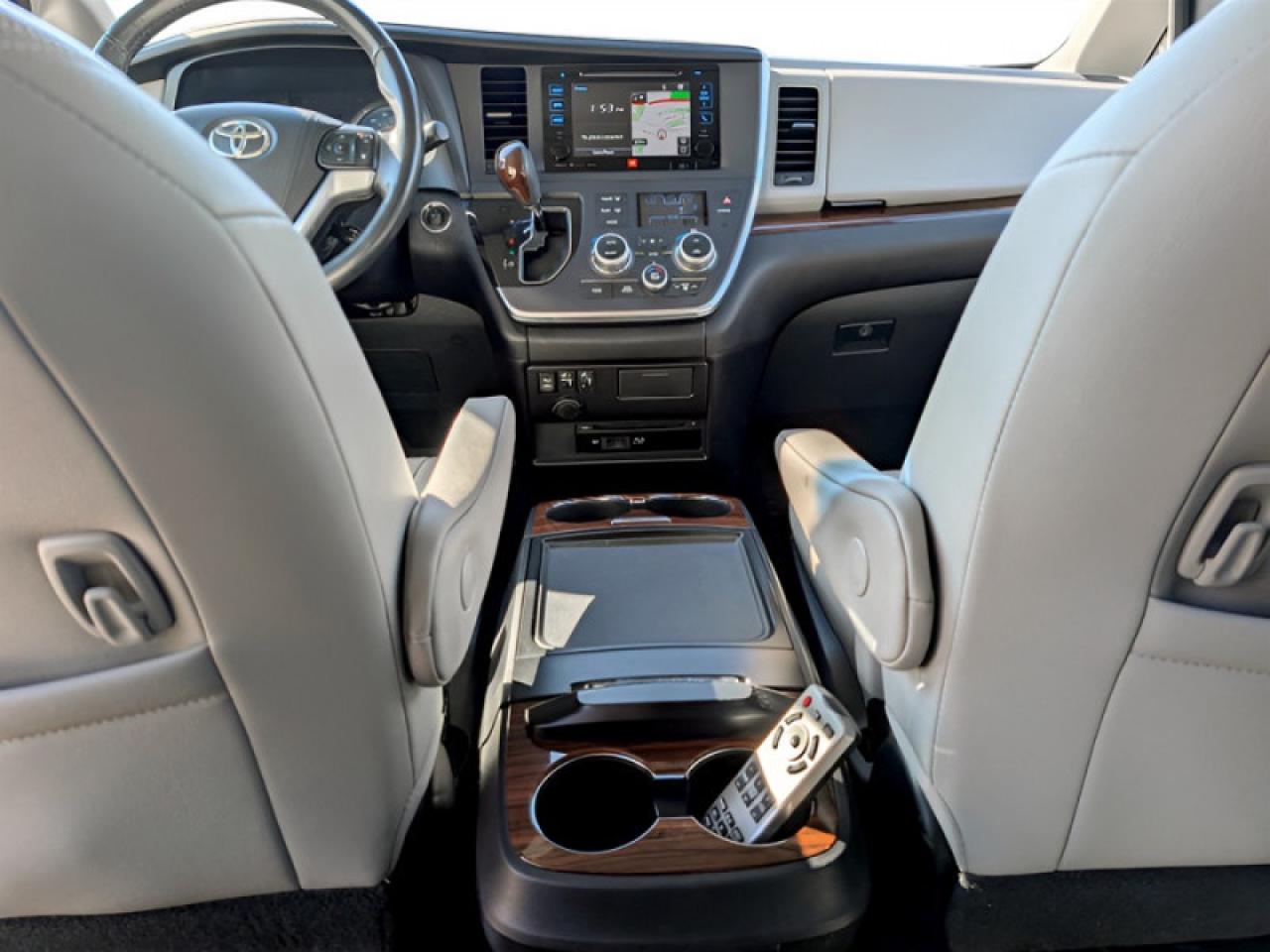 2017 Toyota Sienna Limited FWD 7-Passenger  **34 SERVICE RECS.** Photo