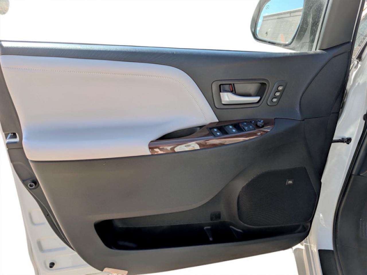 2017 Toyota Sienna Limited FWD 7-Passenger  **34 SERVICE RECS.** Photo