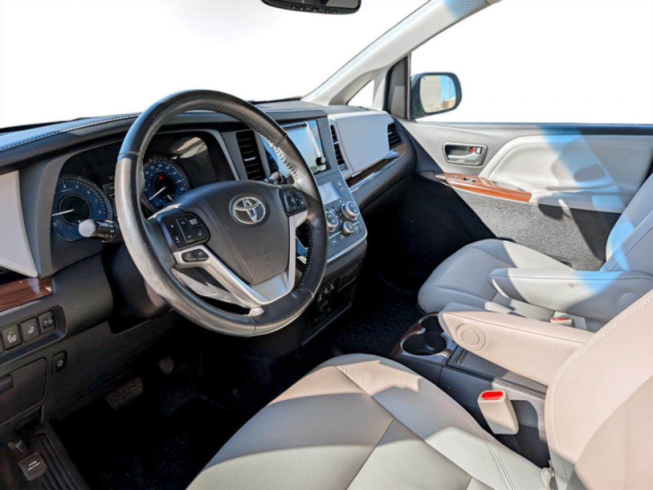 2017 Toyota Sienna Limited FWD 7-Passenger  **34 SERVICE RECS.** Photo