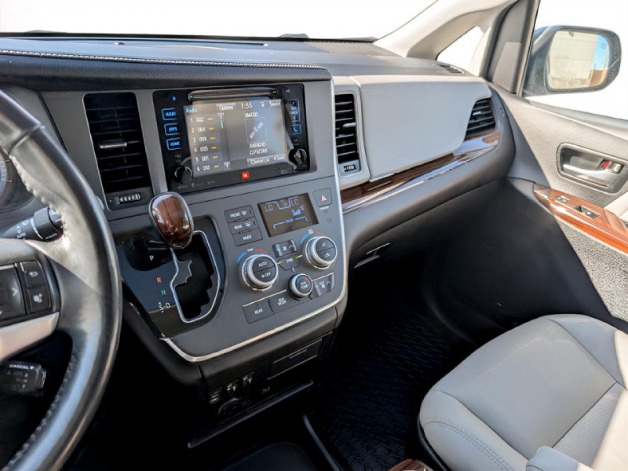 2017 Toyota Sienna Limited FWD 7-Passenger  **34 SERVICE RECS.** Photo