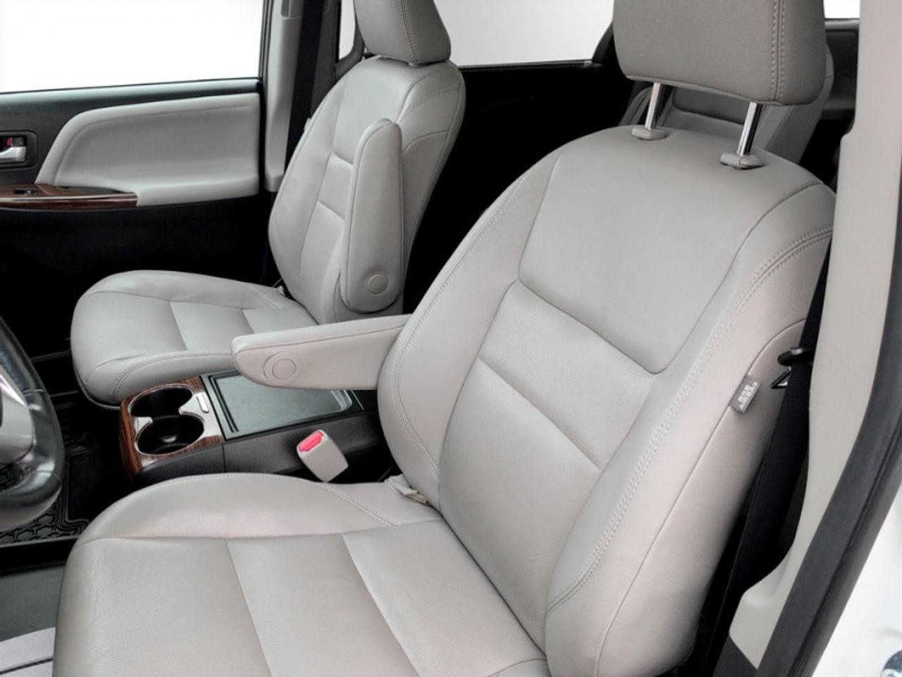 2017 Toyota Sienna Limited FWD 7-Passenger  **34 SERVICE RECS.** Photo