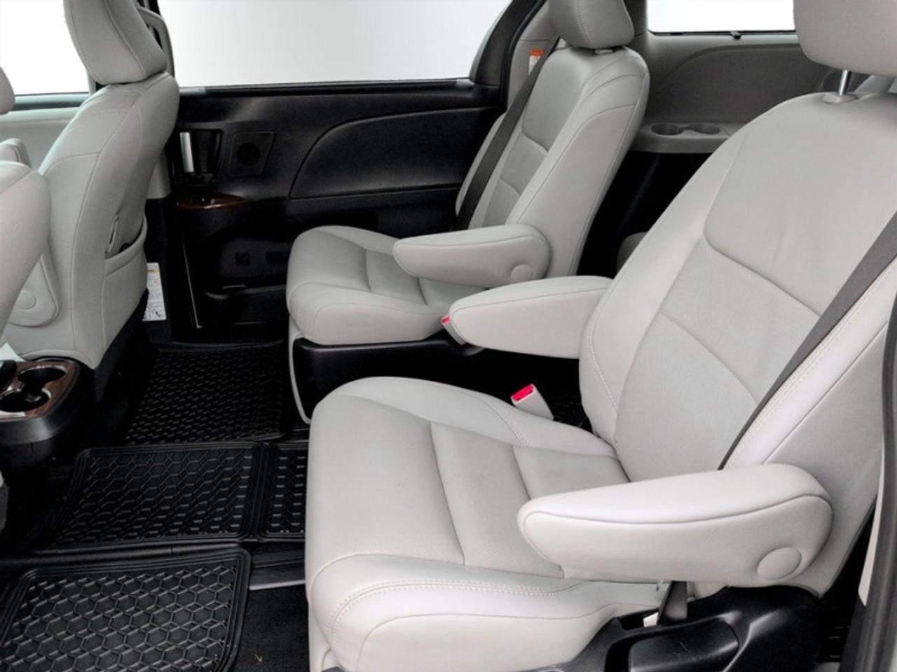 2017 Toyota Sienna Limited FWD 7-Passenger  **34 SERVICE RECS.** Photo