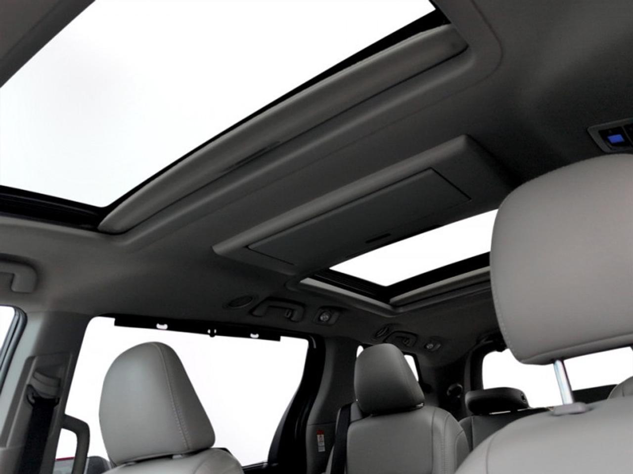 2017 Toyota Sienna Limited FWD 7-Passenger  **34 SERVICE RECS.** Photo