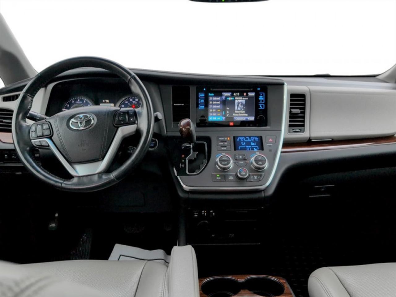 2017 Toyota Sienna Limited FWD 7-Passenger  **34 SERVICE RECS.** Photo