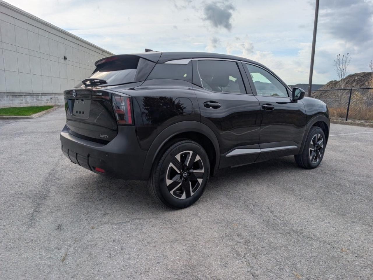 2025 Nissan Kicks SV  **LIKE NEW - ULTRA LOW KMS** Photo4