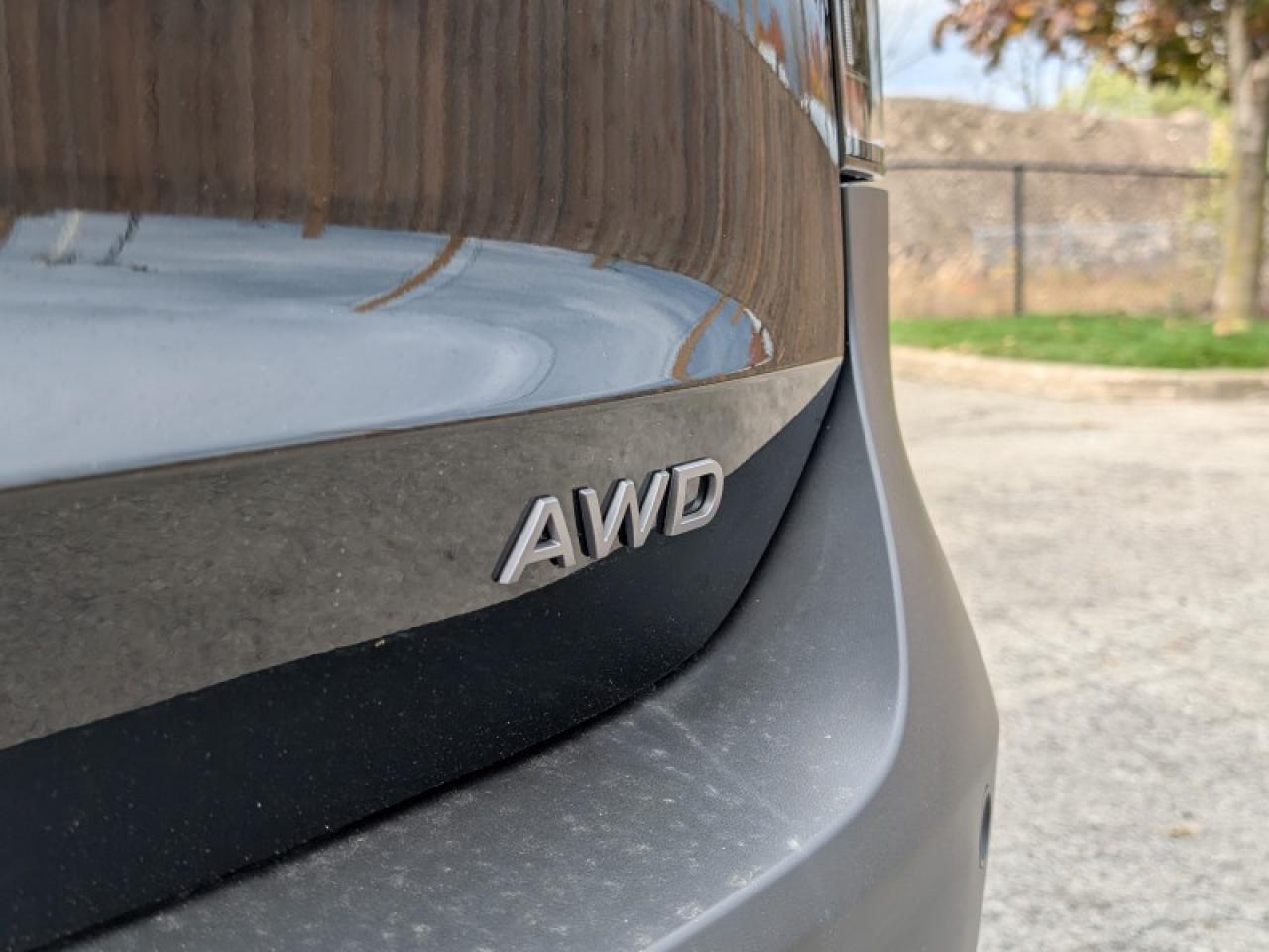 2025 Nissan Kicks SV  **LIKE NEW - ULTRA LOW KMS** Photo