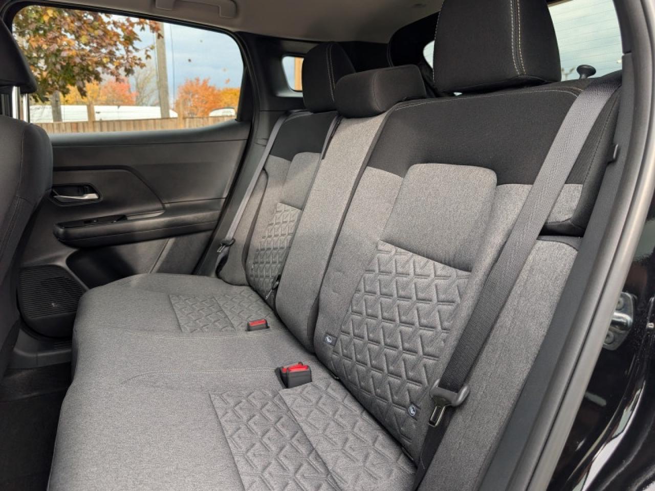 2025 Nissan Kicks SV  **LIKE NEW - ULTRA LOW KMS** Photo