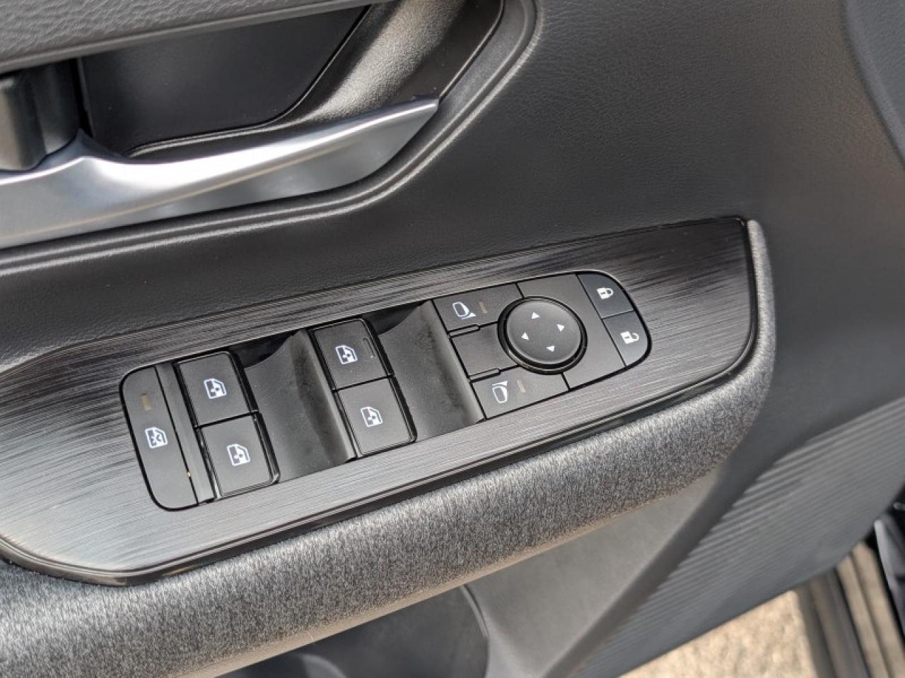 2025 Nissan Kicks SV  **LIKE NEW - ULTRA LOW KMS** Photo