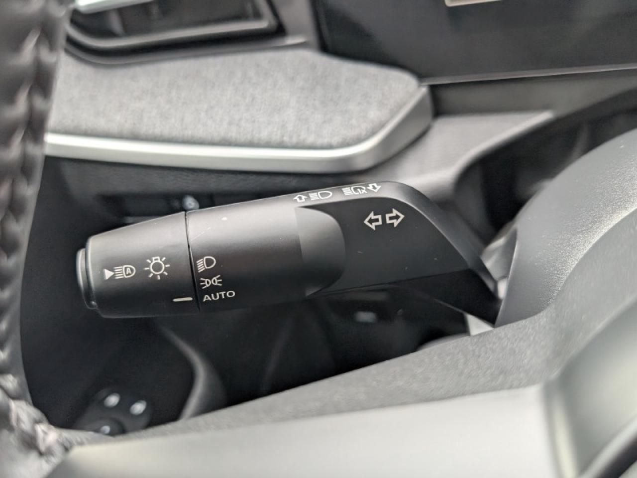 2025 Nissan Kicks SV  **LIKE NEW - ULTRA LOW KMS** Photo