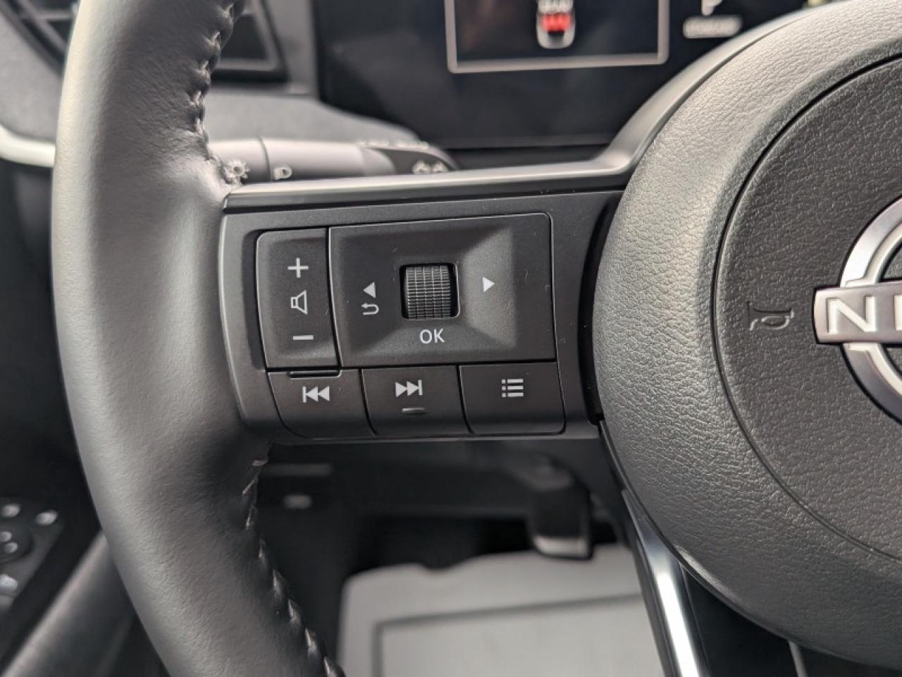 2025 Nissan Kicks SV  **LIKE NEW - ULTRA LOW KMS** Photo