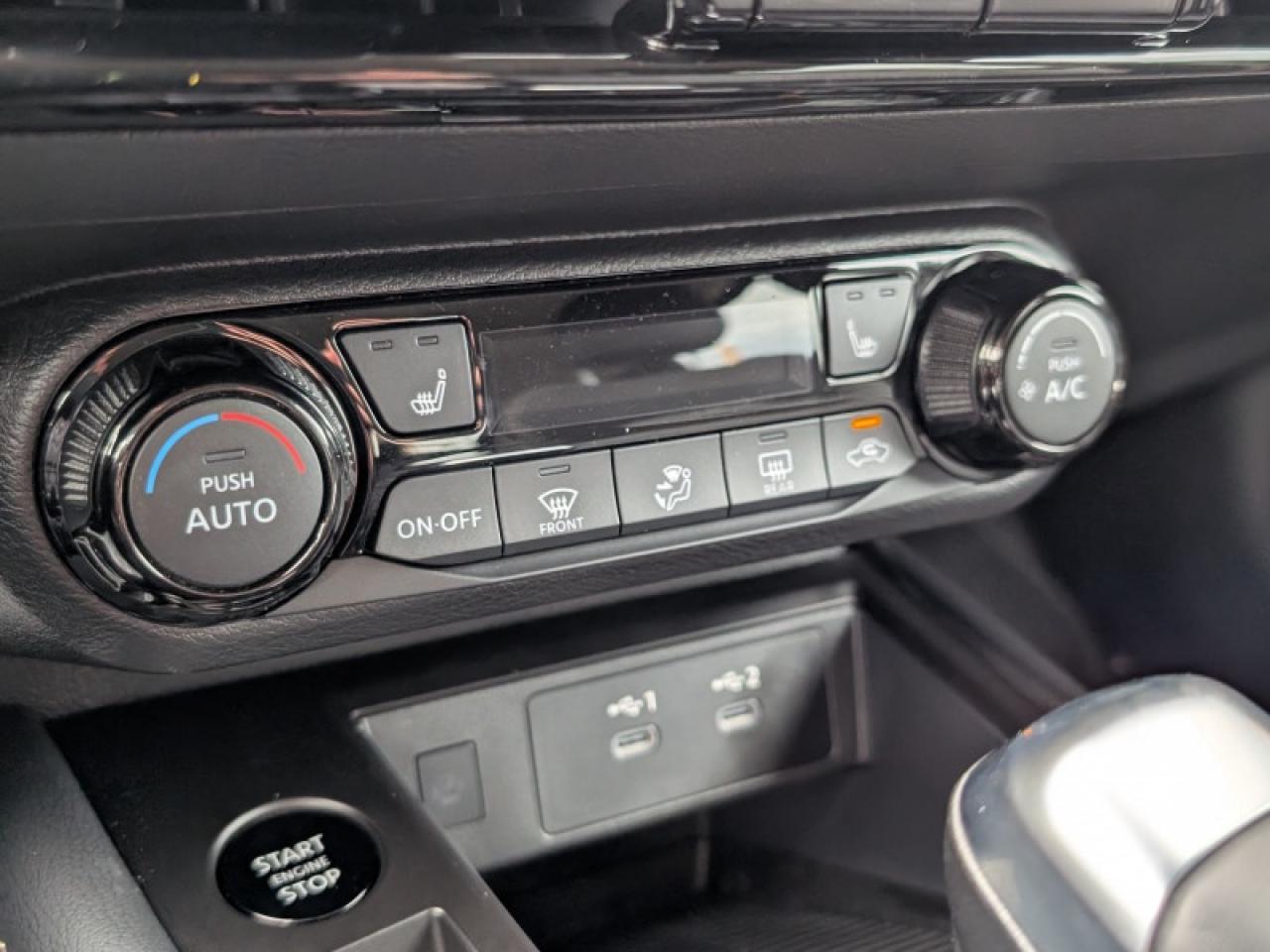 2025 Nissan Kicks SV  **LIKE NEW - ULTRA LOW KMS** Photo