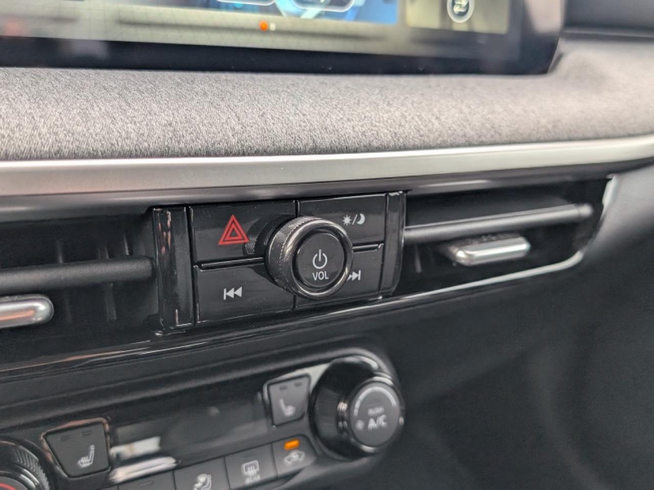 2025 Nissan Kicks SV  **LIKE NEW - ULTRA LOW KMS** Photo