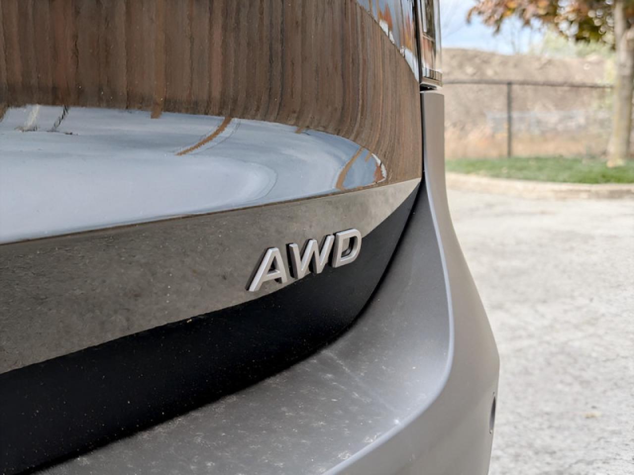 2025 Nissan Kicks SV  **LIKE NEW - ULTRA LOW KMS** Photo